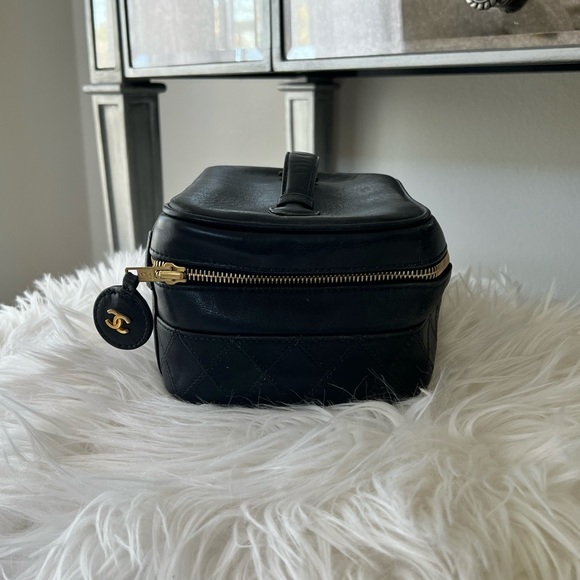 CHANEL Handbags - CHANEL Lambskin Vanity Cosmetic Case Black